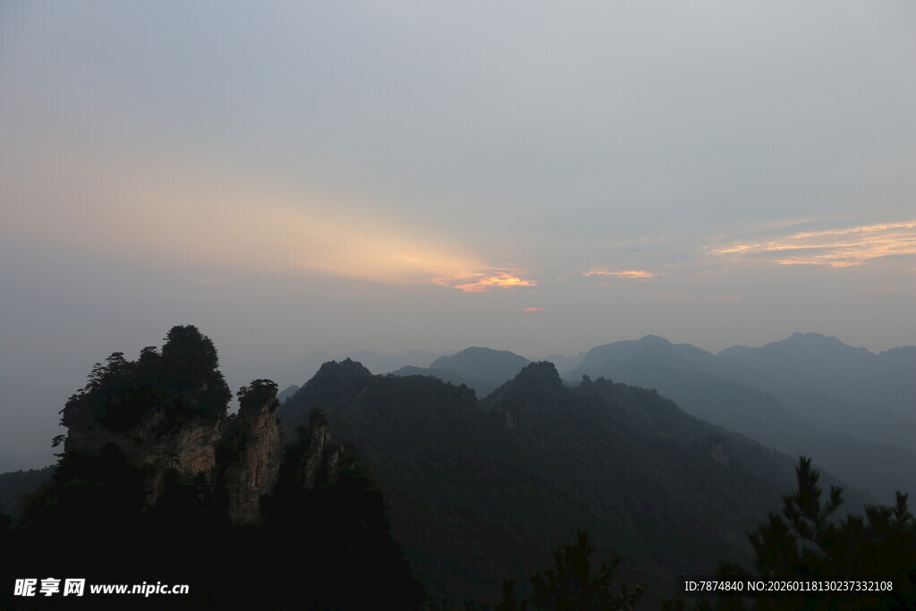 黄昏下的壮丽山峦景色