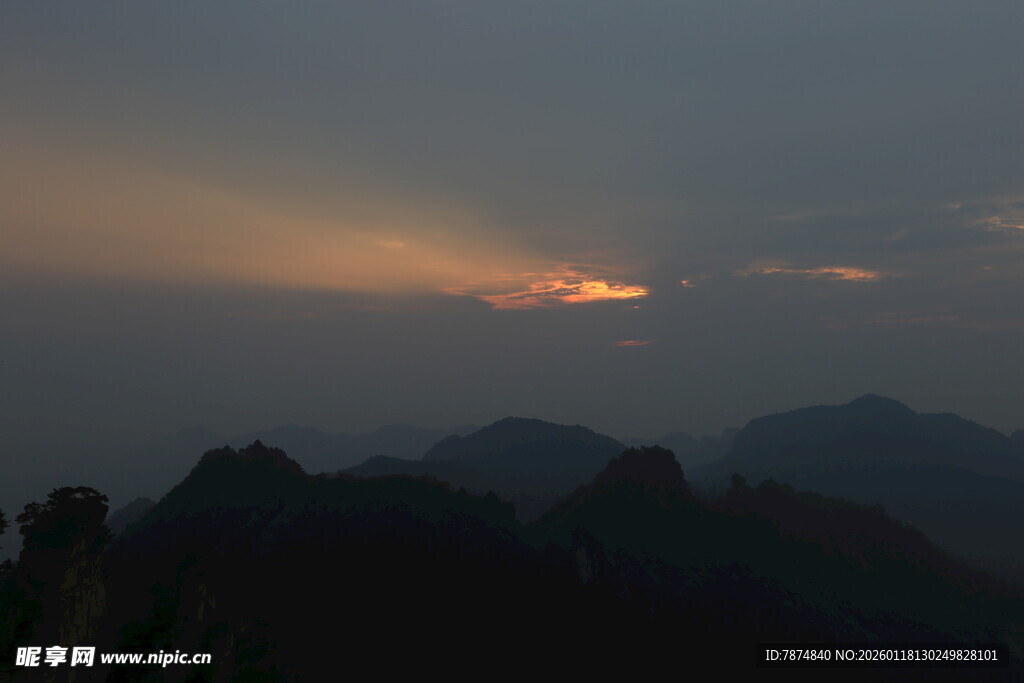 山间日落美景