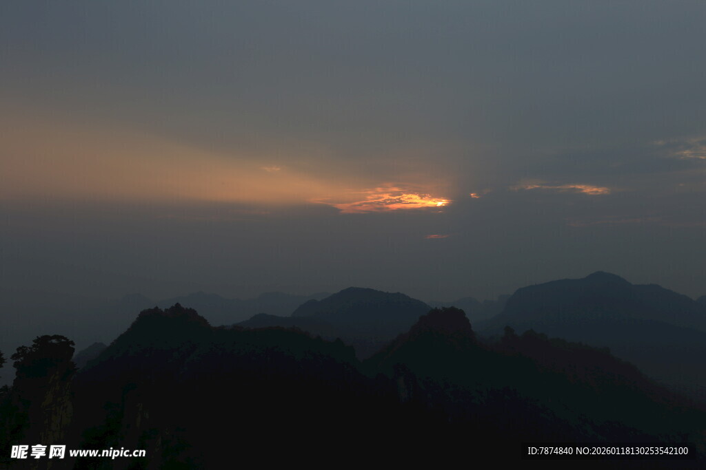 山间日落美景