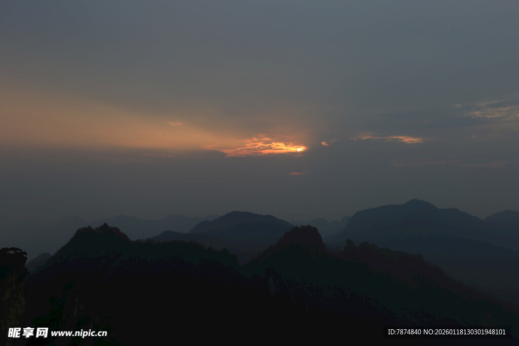 山间日落美景