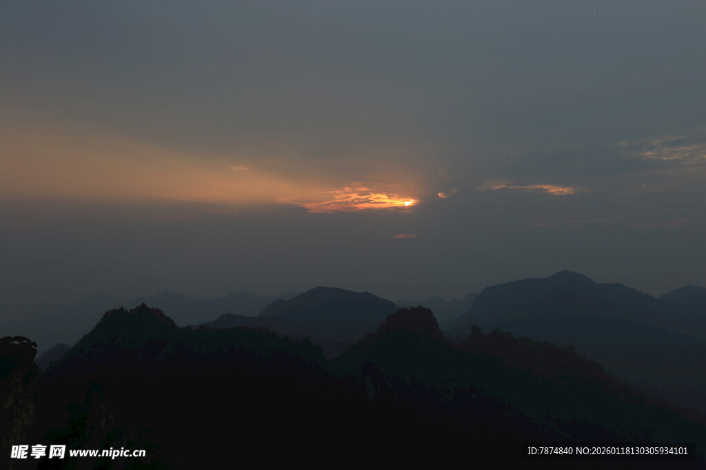 山间日落美景