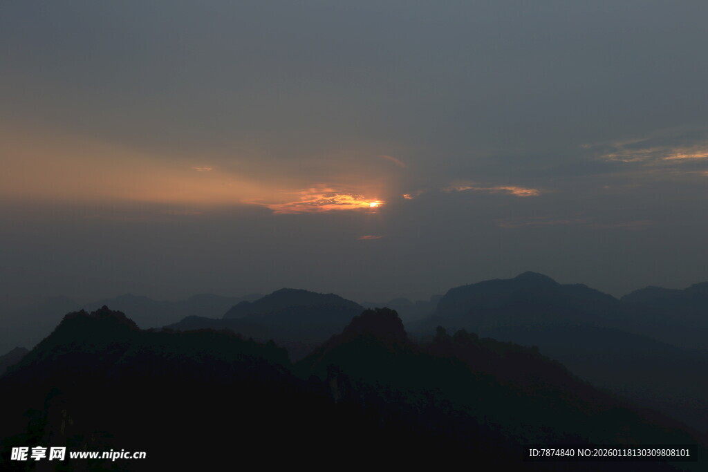 山间日落美景