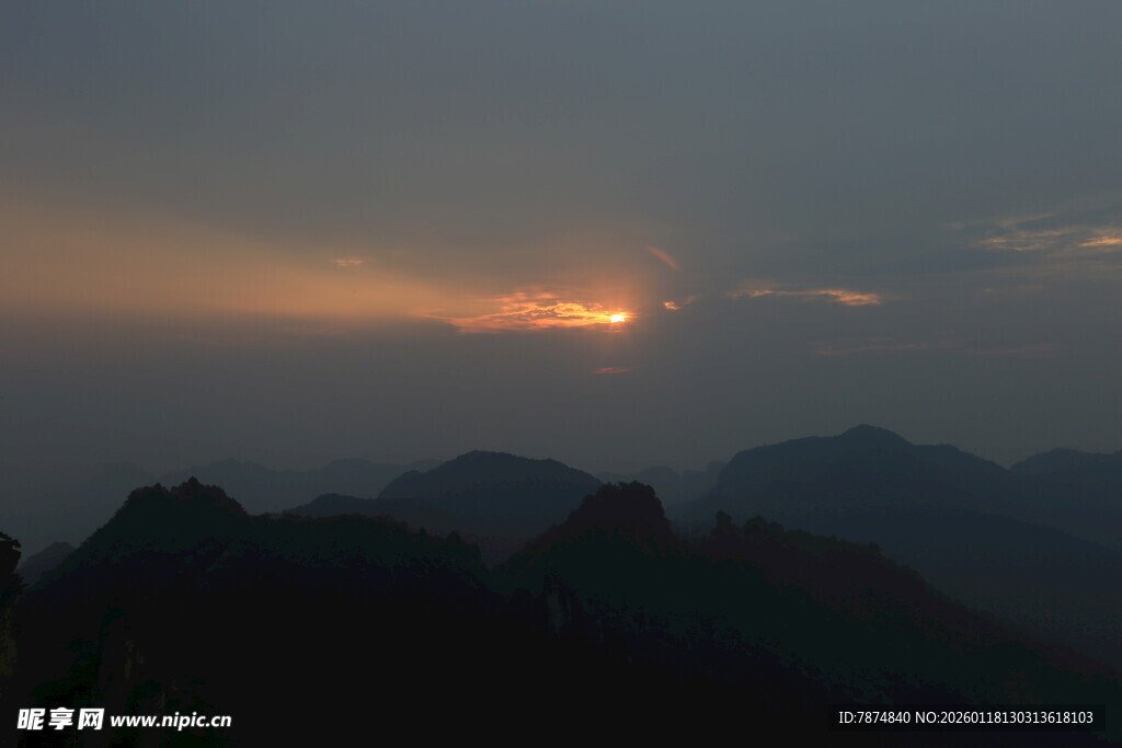 山间日出美景