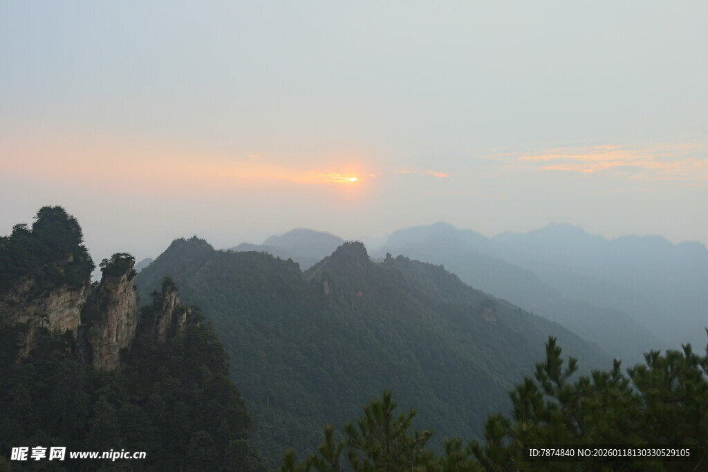 晨曦中的壮丽山峦景观