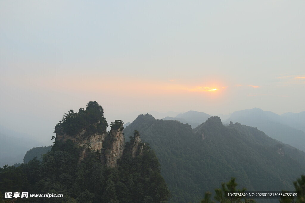 日出时分的壮丽山峦景色