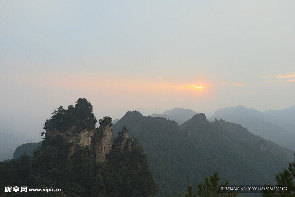 日出时分的壮丽山峦景色