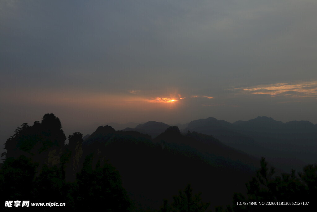 日暮山间美景
