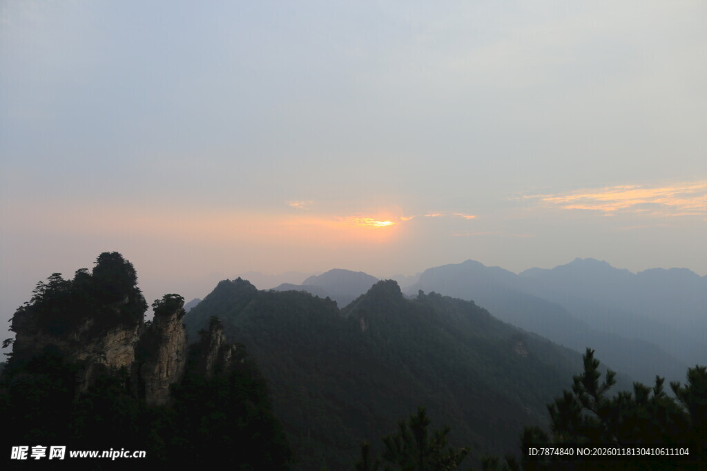 黄昏远山景