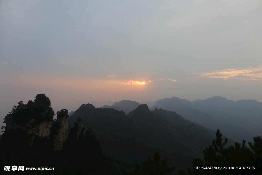 山间日落美景