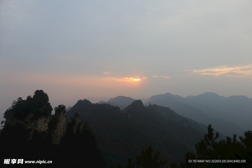 黄昏下的山峦美景