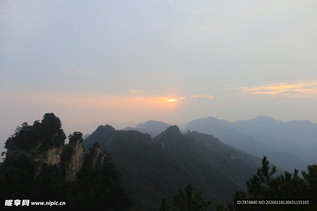 山间日出美景