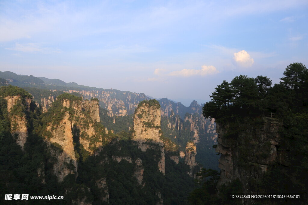 张家界壮丽奇峰景观