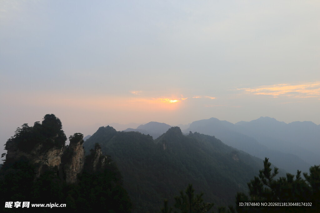 日出时分的壮丽山峦景色
