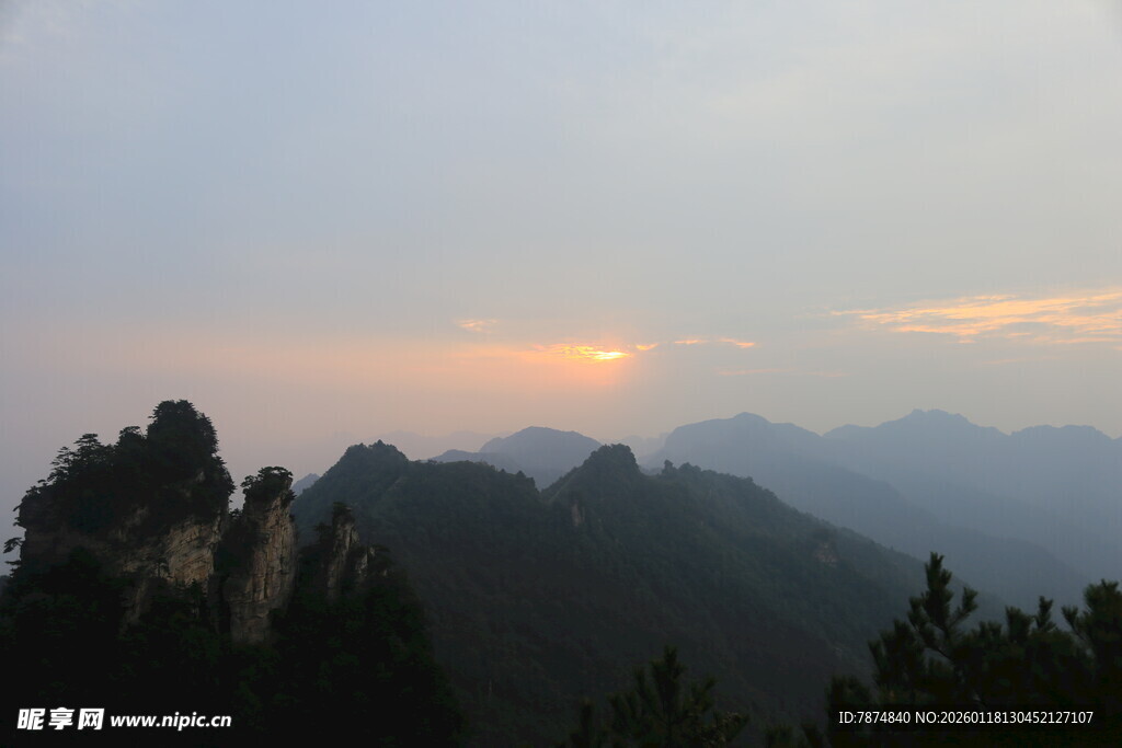 山间日落美景