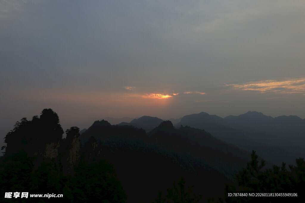 黄昏下的山峦美景