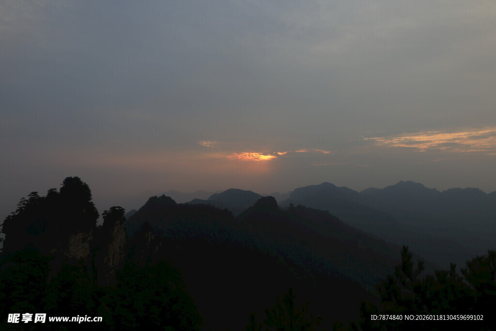 山间日落美景