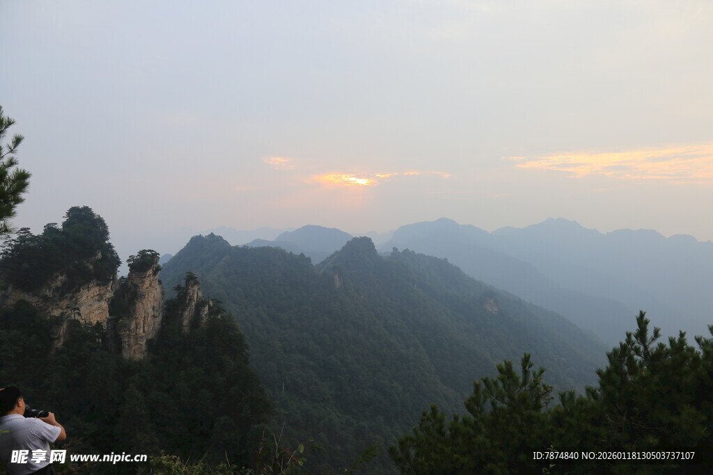 山间暮色美景