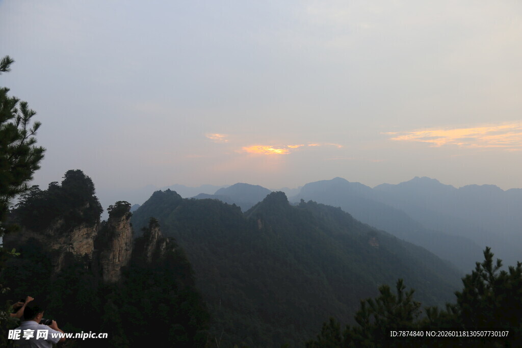 长城晨曦中的壮美山景