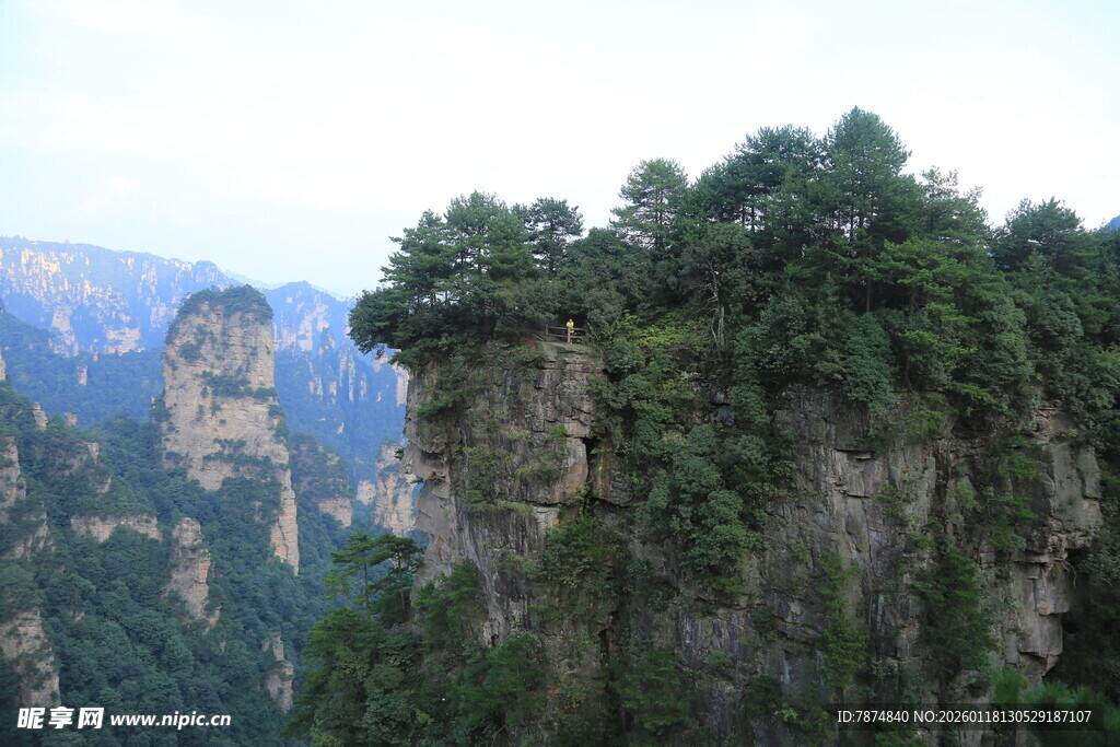 奇峰峻岭 绿意盎然的山景