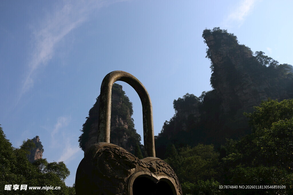 张家界奇峰与天然石桥