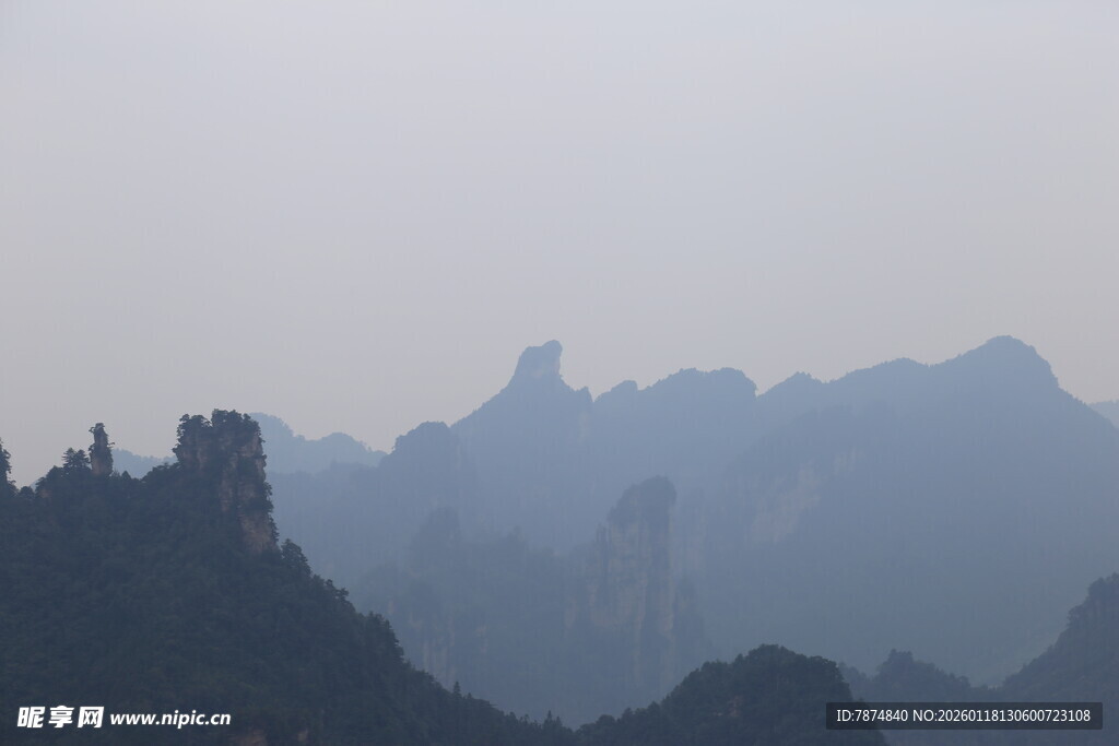 雾中巍峨群山