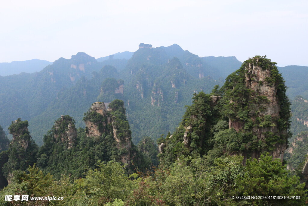 奇峰林立的壮美山景