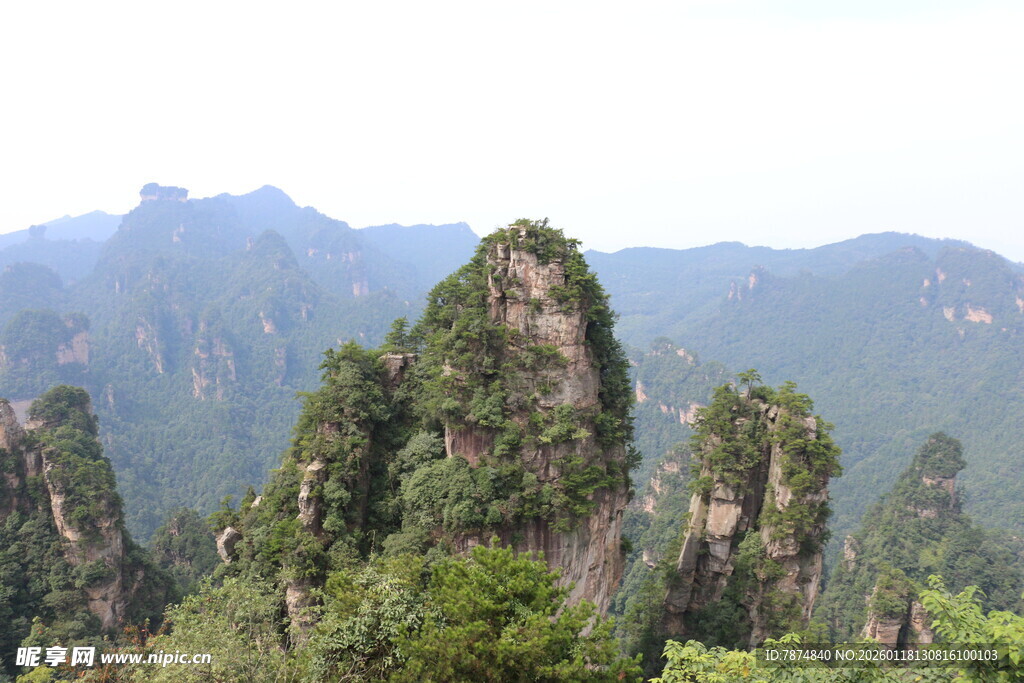 奇峰罗列的壮美山林景观