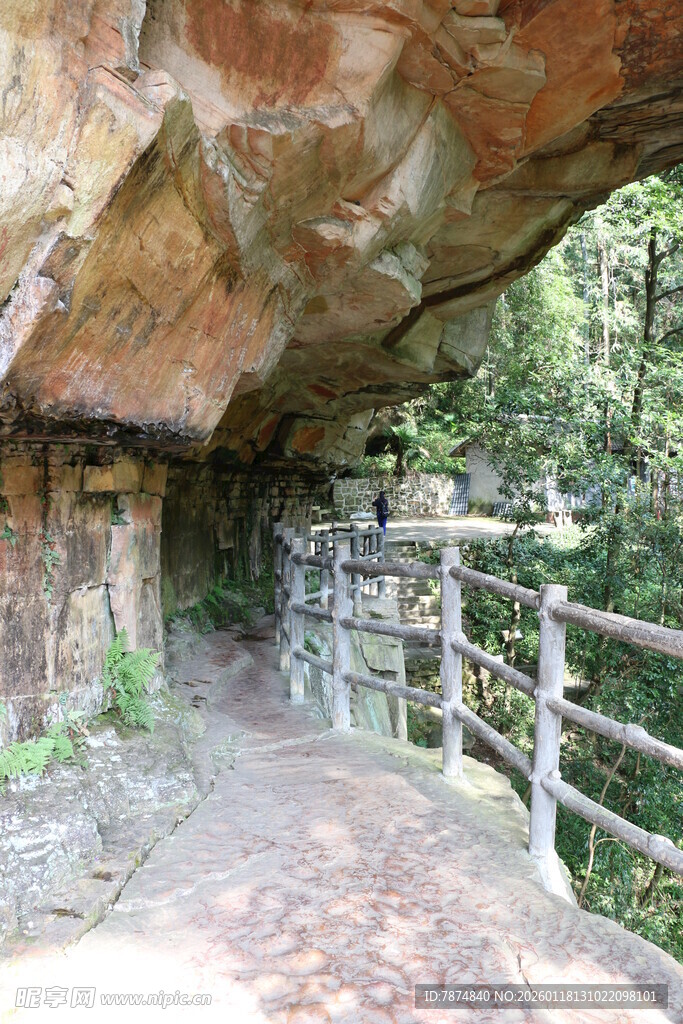 山间岩石下的木质步道