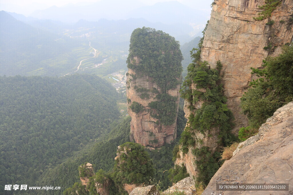 奇峰耸立的壮丽山景