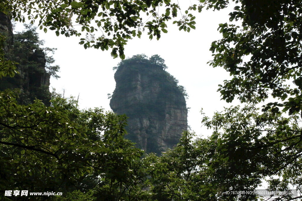 山林间的奇特岩石景观