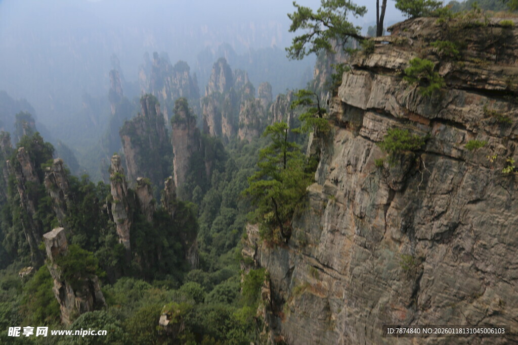 张家界奇峰峭壁美景