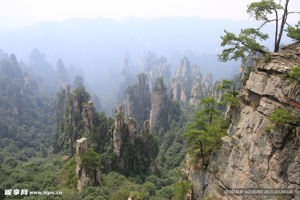 奇峰林立的壮美山景