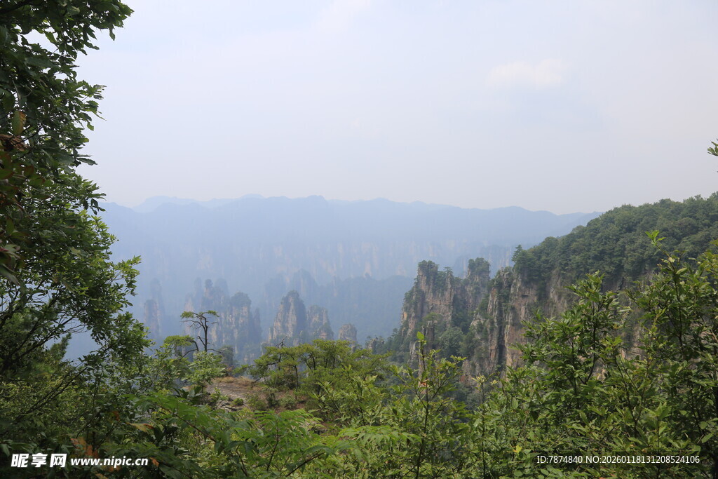 山林间的壮丽奇峰景观