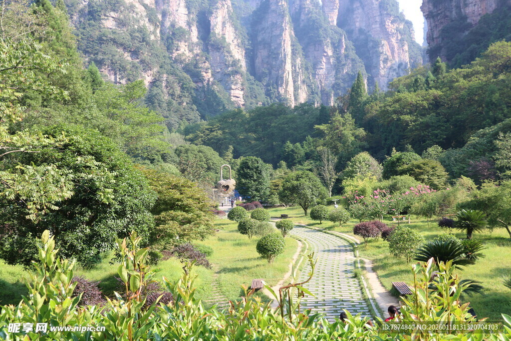 山间幽径 繁花绿树伴奇峰