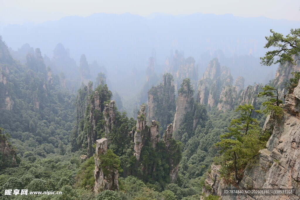 奇峰林立的壮美山间景色