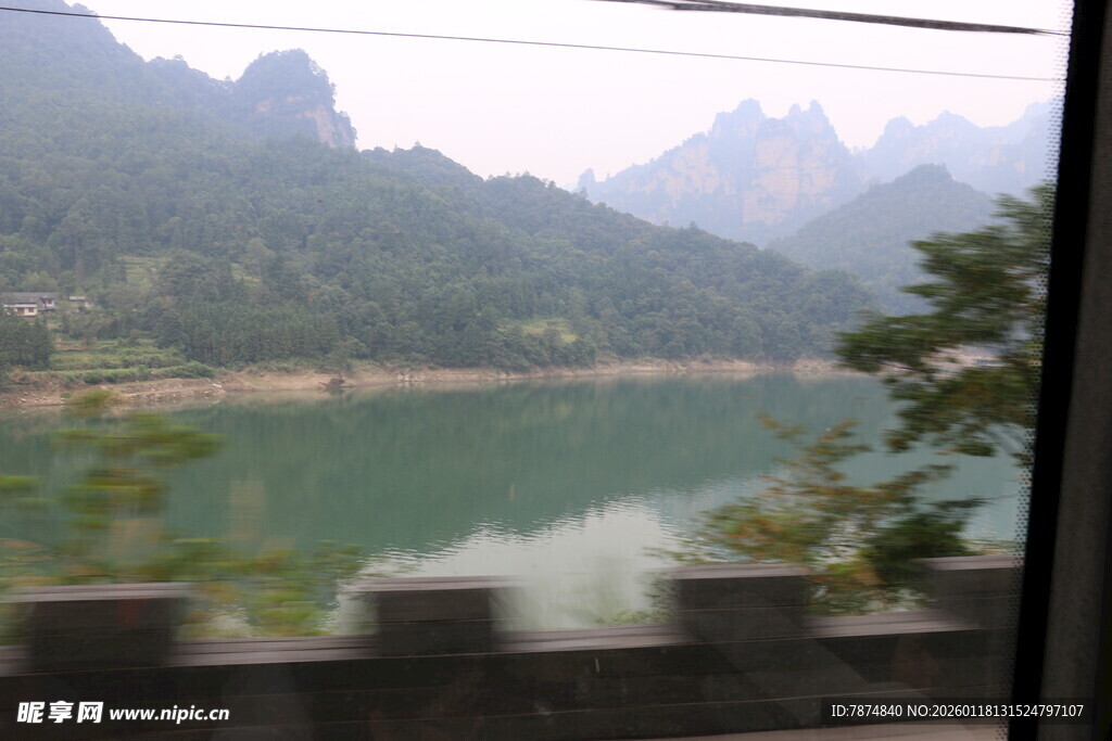车窗外的山水美景