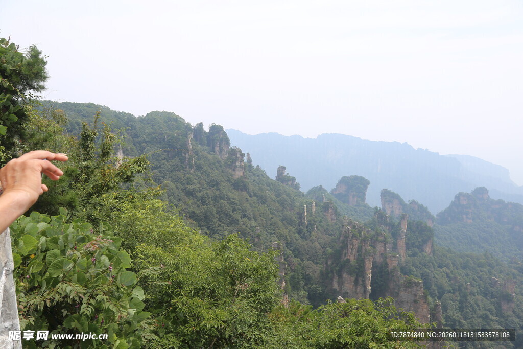 人赏壮丽山峦景色