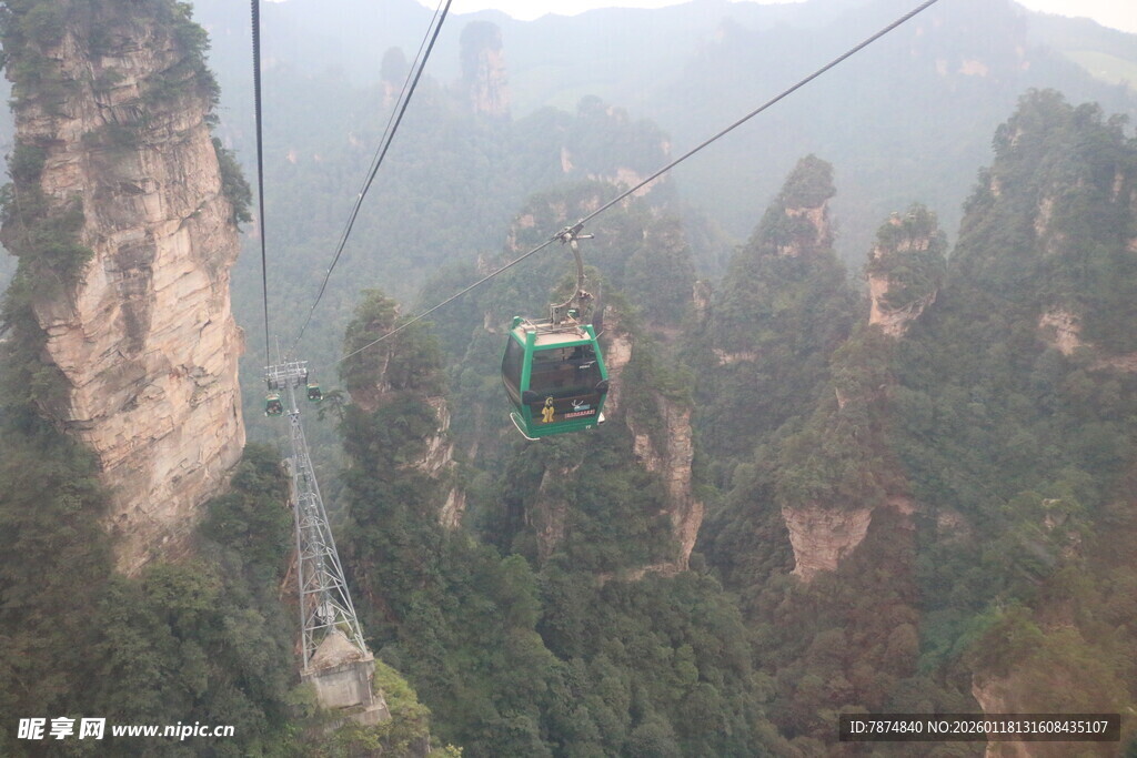 张家界索道穿梭于奇峰间