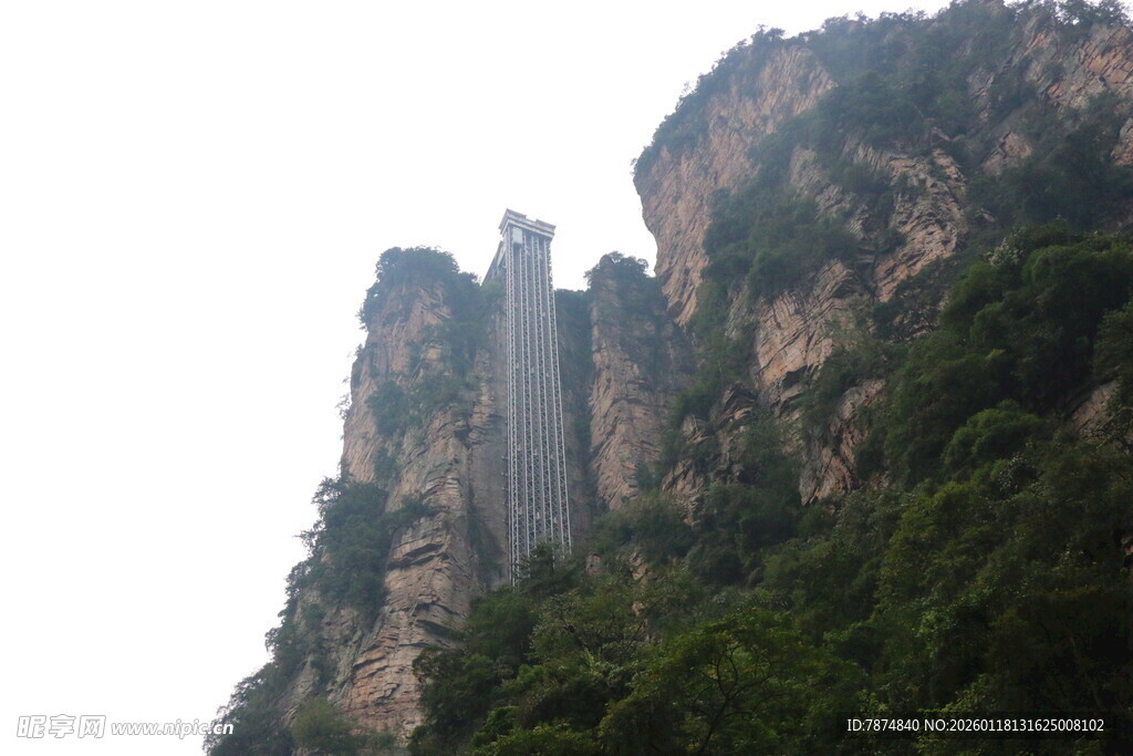 奇峰耸立的壮丽山景