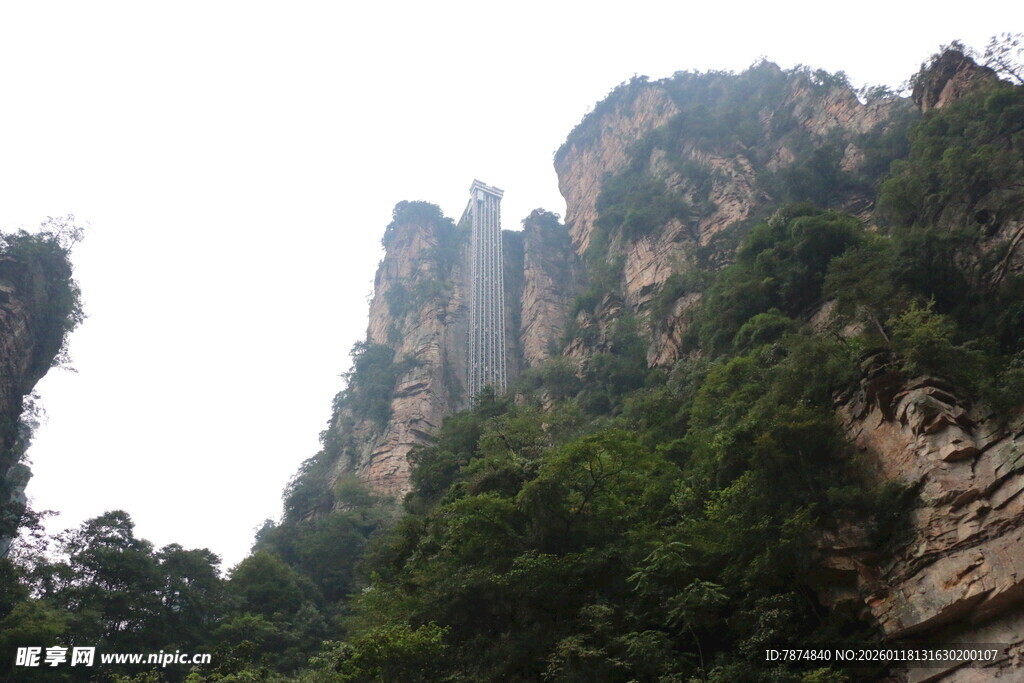 奇峰耸立的壮美山林景观