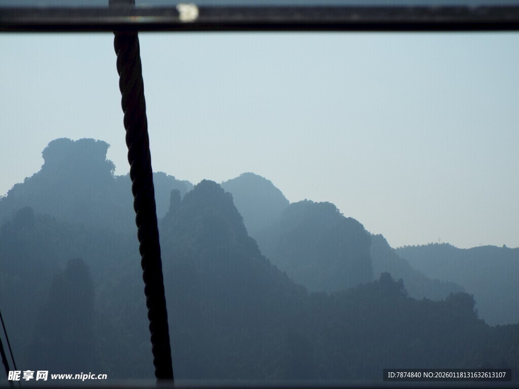 窗外山景