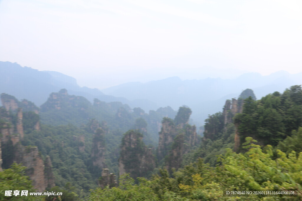 壮美山峦景观
