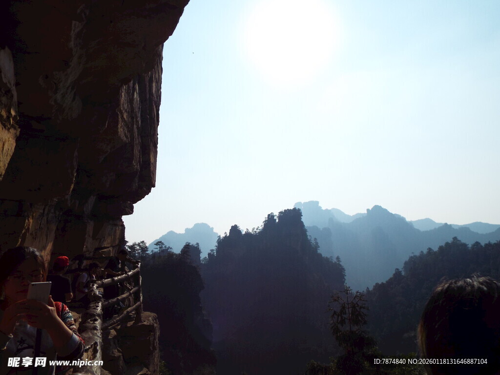 山间栈道旁的壮丽山景
