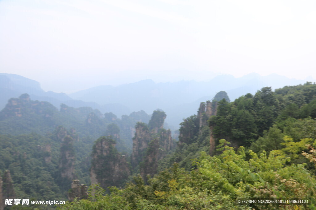 山峦绿意浓景