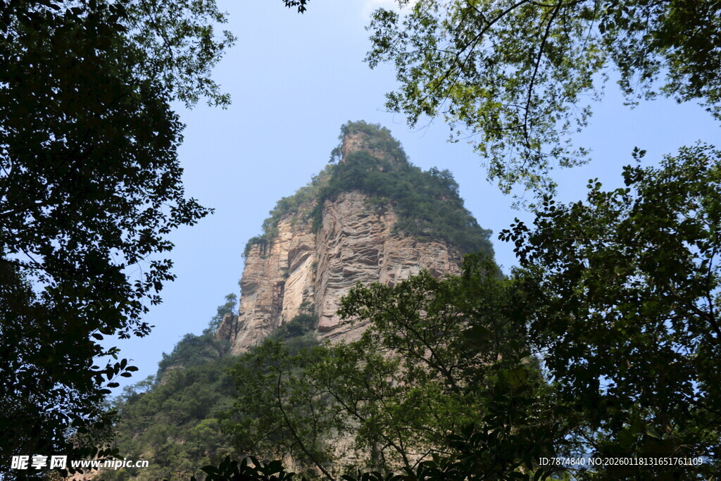 山林间的巍峨奇峰