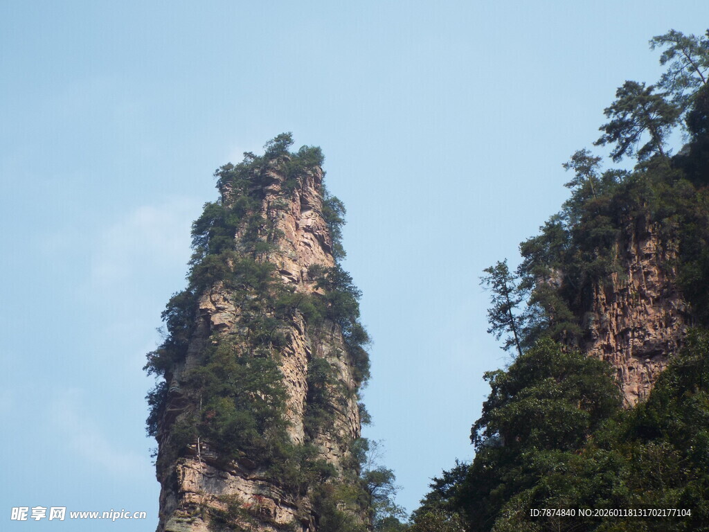 奇峰对峙的壮丽自然景观
