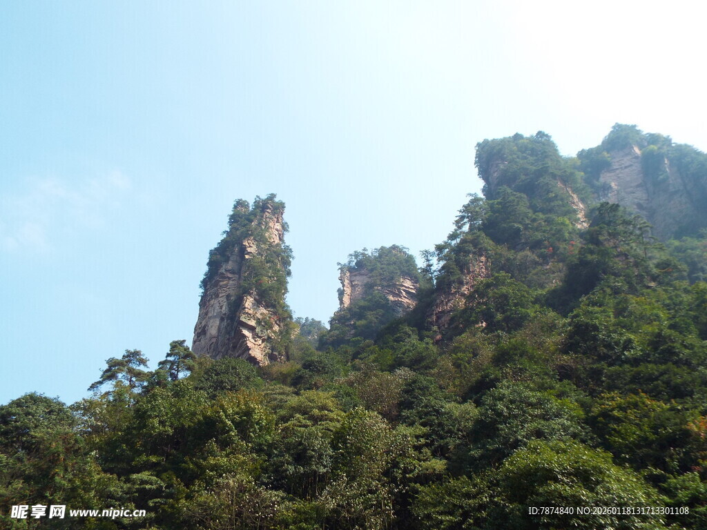 奇峰耸立的翠绿山峦