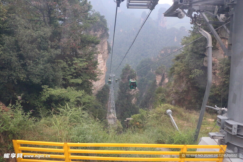 乘坐缆车赏山间美景