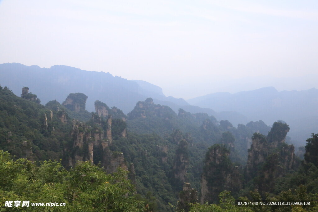 山林间的壮丽自然景观