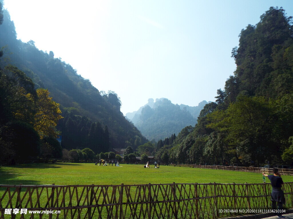 山间美景 一人漫步赏风光